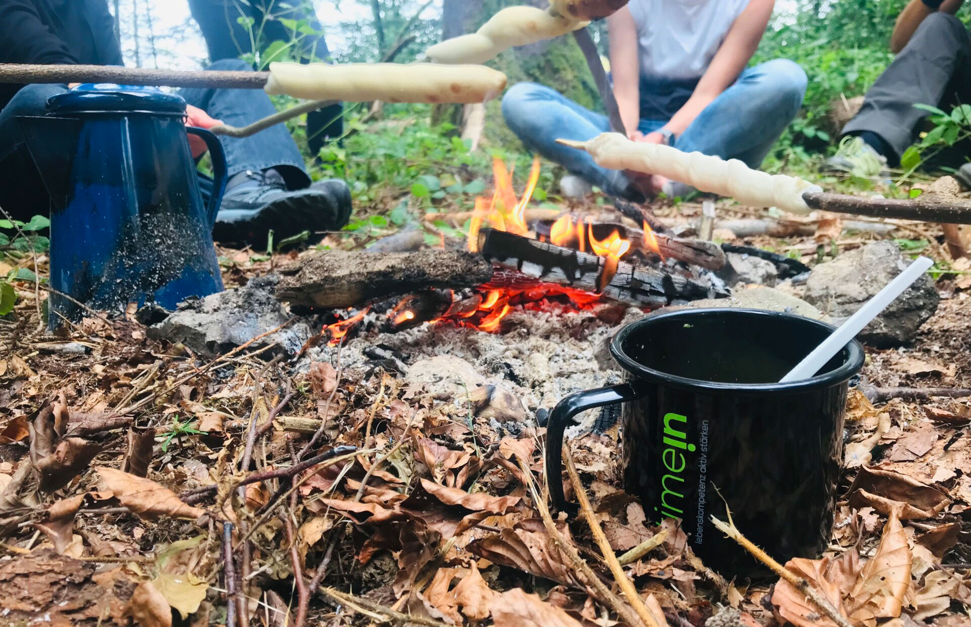 Feuer-Schlangenbrot-und-Tasse